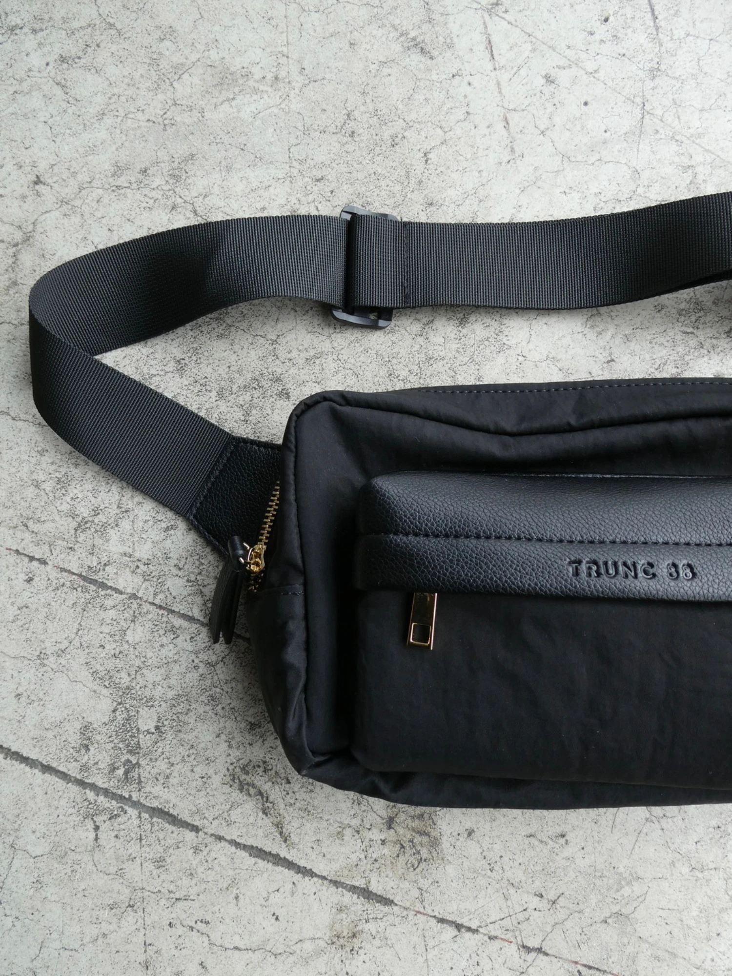 2022 新作 trunc88 Leather Combi Body Bag