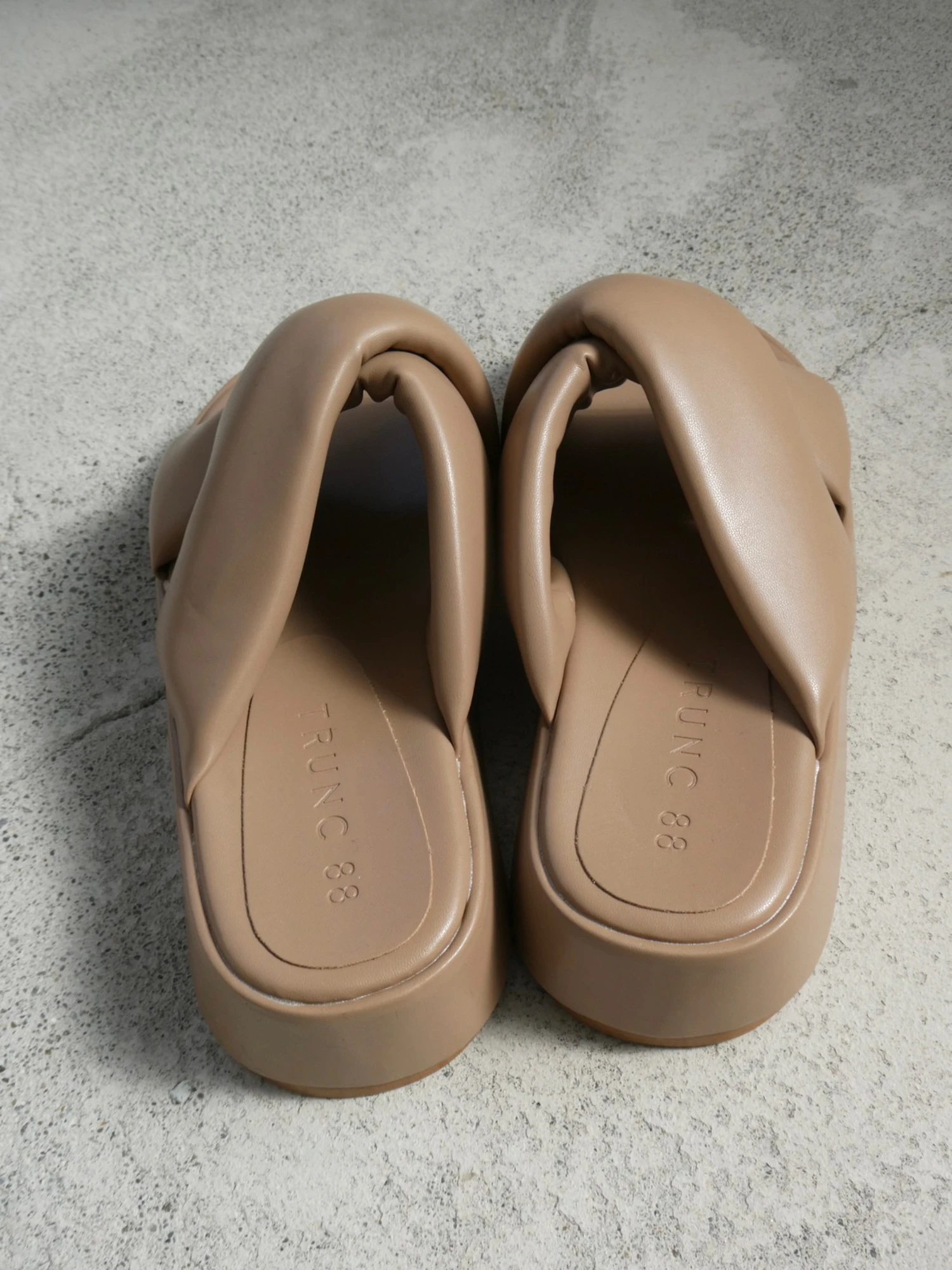 Padded Cross Sandals / TRUNC 88（トランクエイティーエイト）の ...