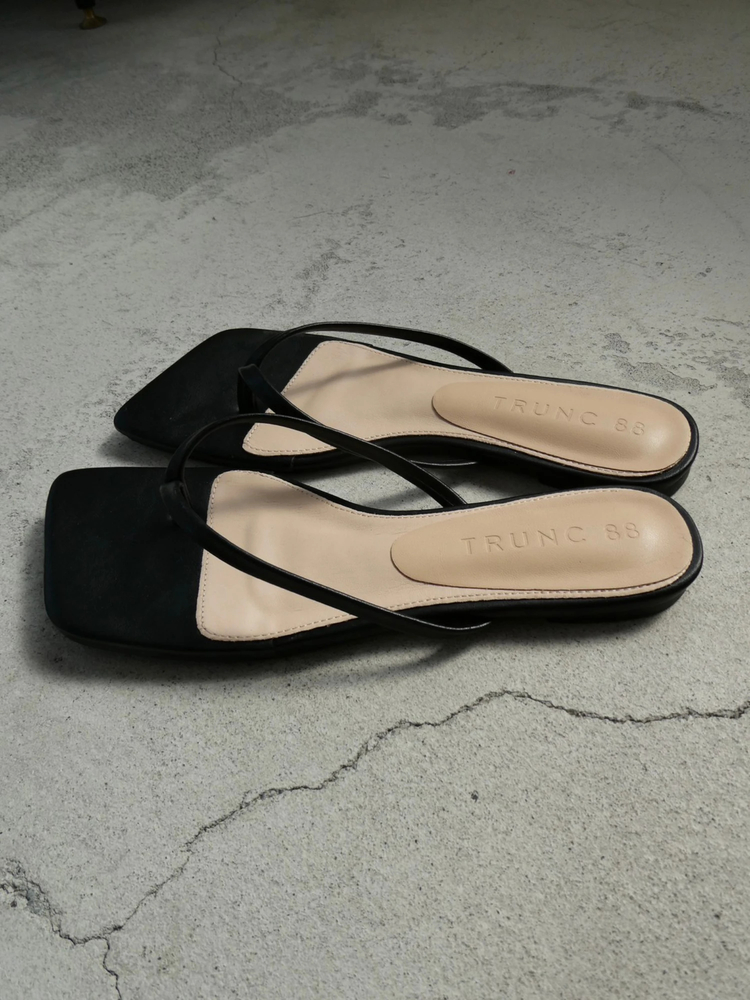 Square Toe Flat Sandals / TRUNC 88（トランクエイティーエイト）の ...