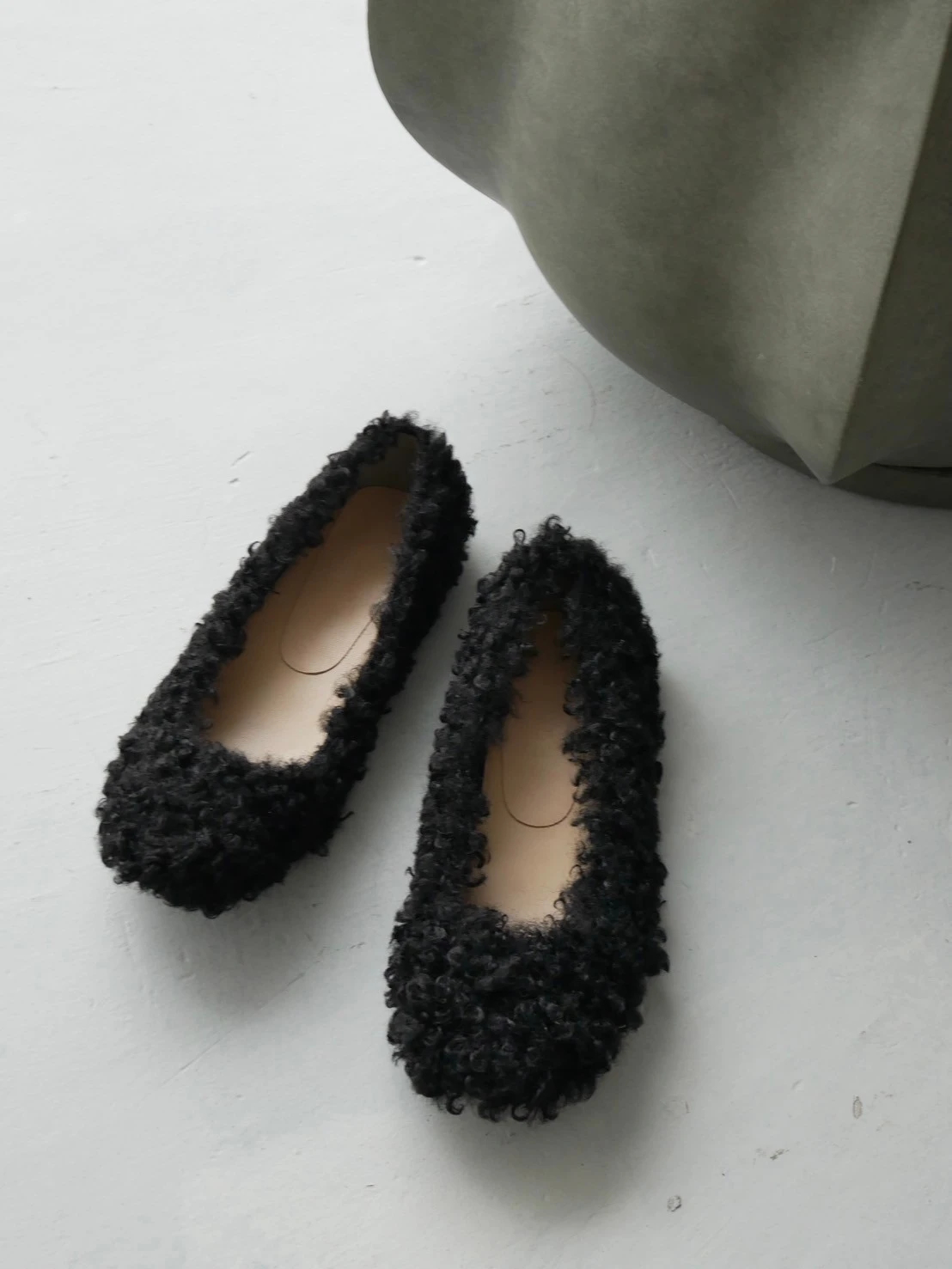 Fluffy Flat Shoes / TRUNC 88（トランクエイティーエイト）のパンプス